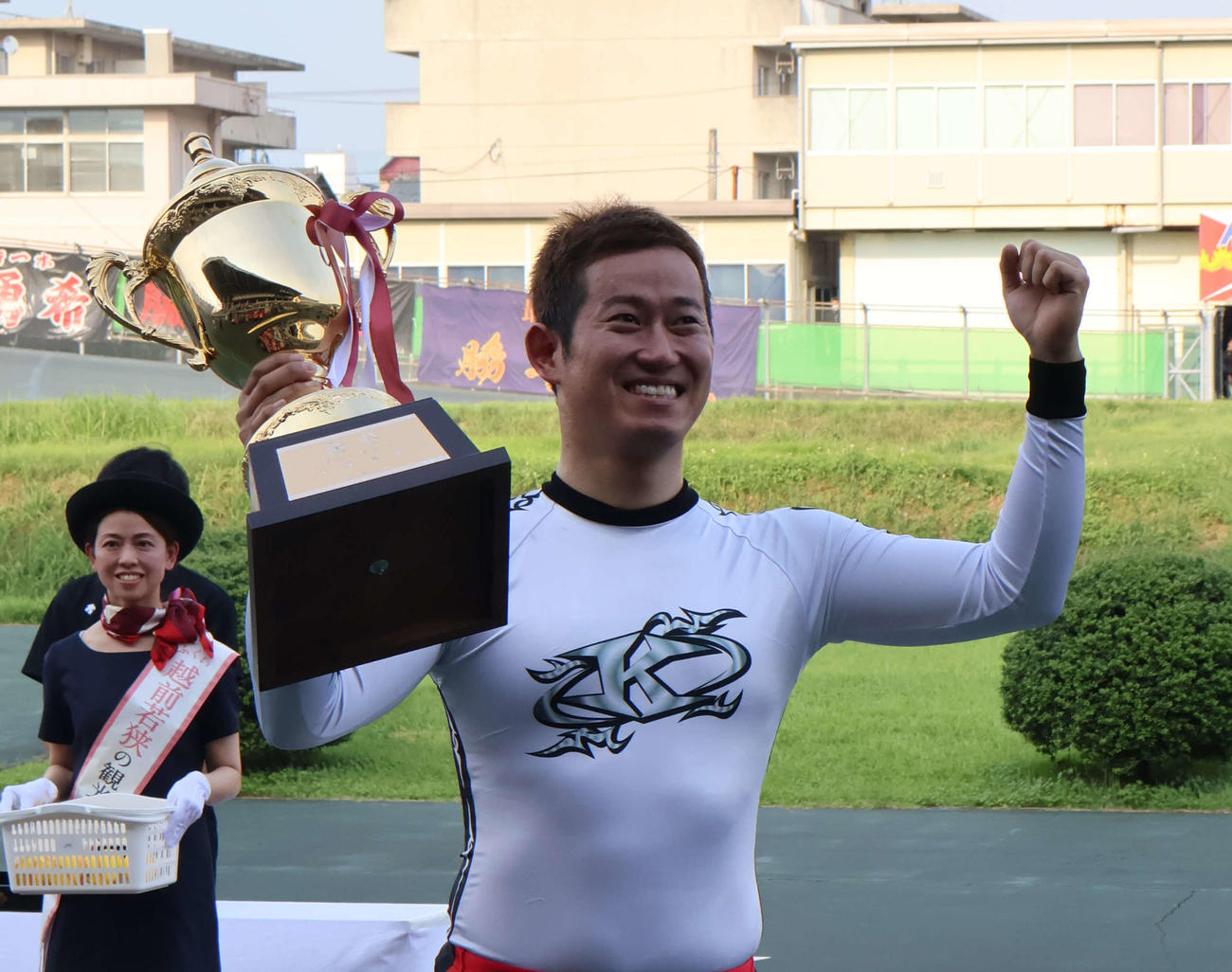 優勝した脇本雄太はトロフィーを手にファンの声援に応える