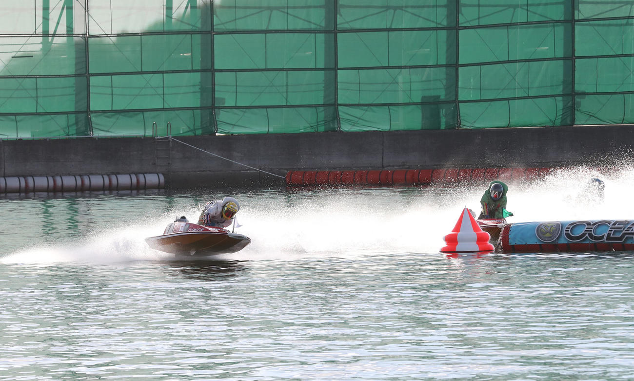 6R 1周2マーク　1着1号艇遠藤エミ、2着4号艇西山貴浩（撮影・梅根麻紀）