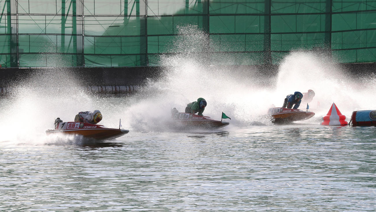 6R 1周2マーク　1着1号艇遠藤エミ、2着4号艇西山貴浩（撮影・梅根麻紀）