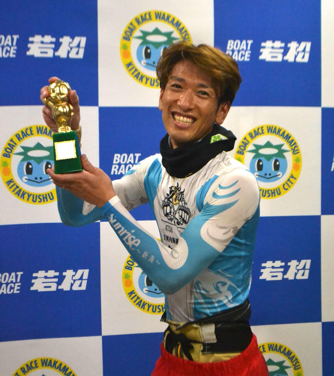 今年2度目、若松初優勝でかっぱくんトロフィーを手にした安河内将は満面の笑み