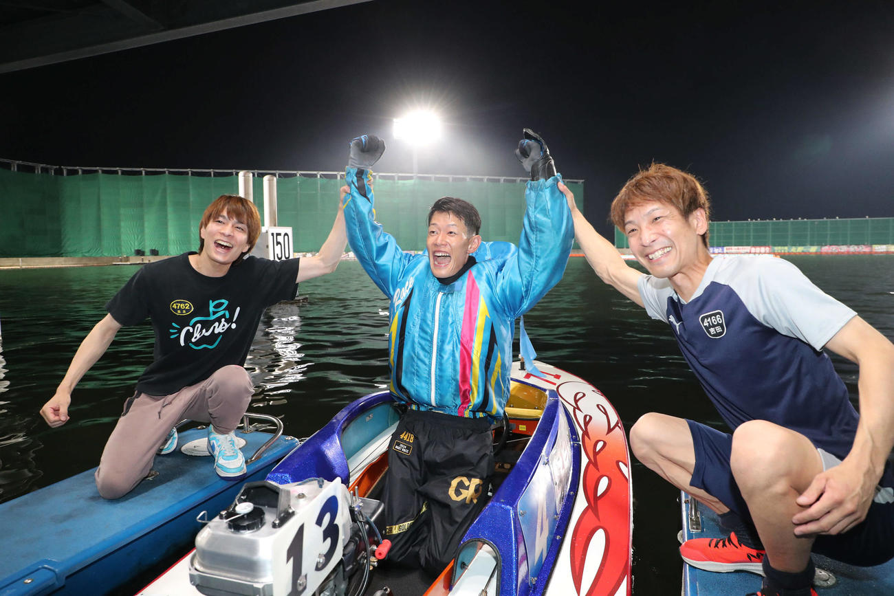 優勝した茅原悠紀を祝福する藤原啓史朗（左）と吉田拡郎（撮影・梅根麻紀）