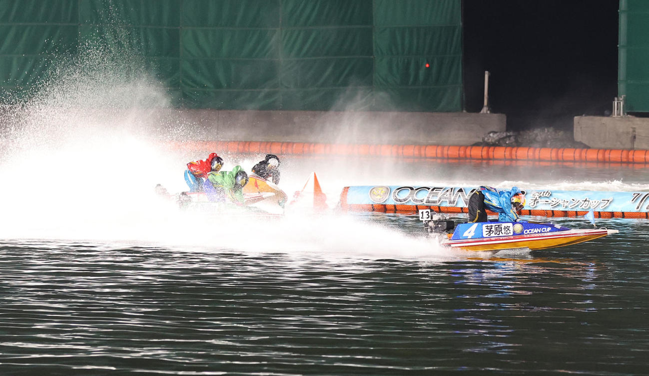 12R 1周2マーク　1着4号艇茅原悠紀、2着1号艇山口剛（撮影・梅根麻紀）