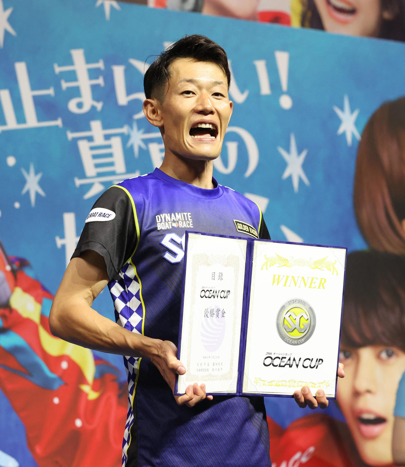 優勝賞金目録を手にし笑顔を見せる茅原（撮影・梅根麻紀）
