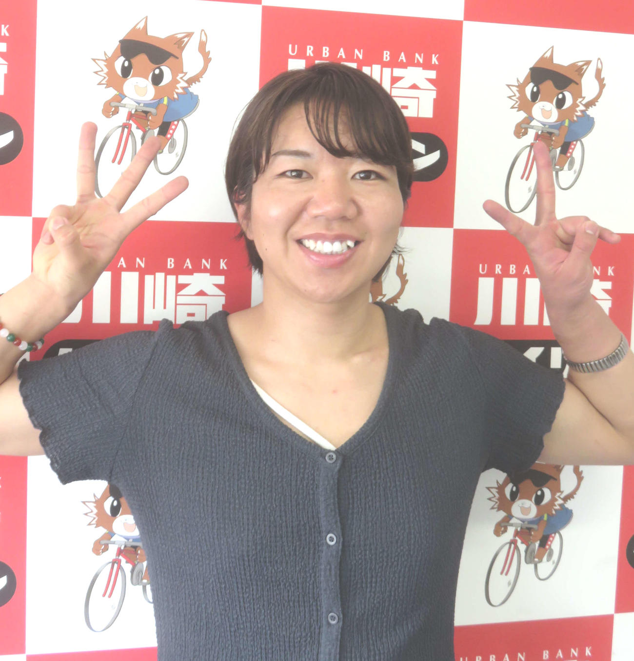 前検日に32歳の誕生日を迎えた野口諭実可は両手で「32ポーズ」