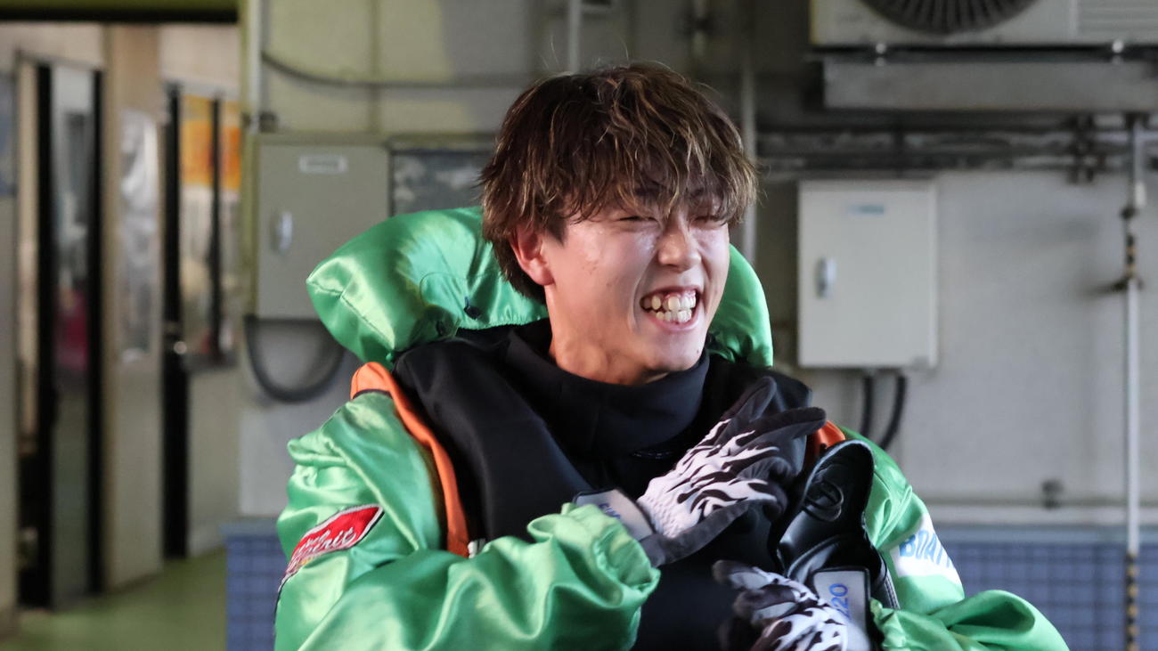 6コースまくりで5Rを制した青木連は笑顔で引き揚げる