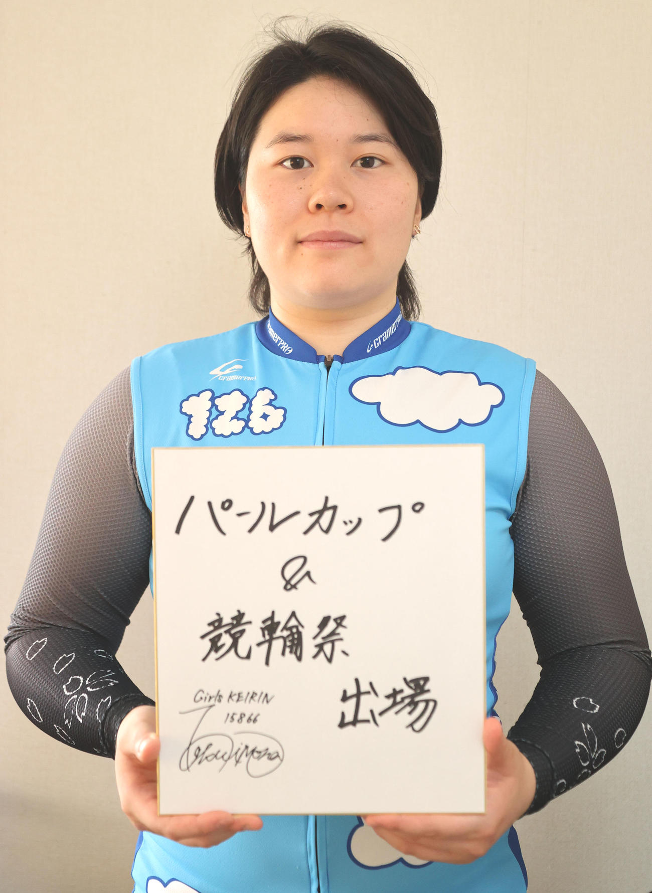 目標を色紙に記し活躍を誓う高木萌那