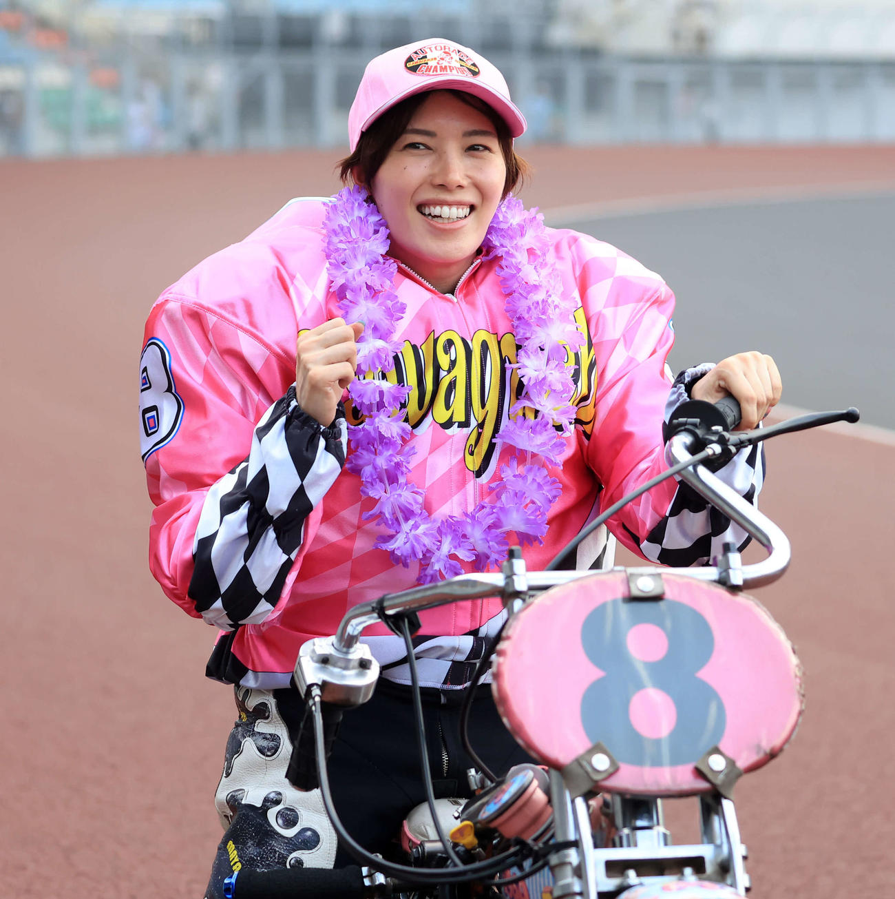 川口12R優勝戦　優勝した佐藤摩弥は笑顔でガッツポーズ（撮影・浅見桂子）