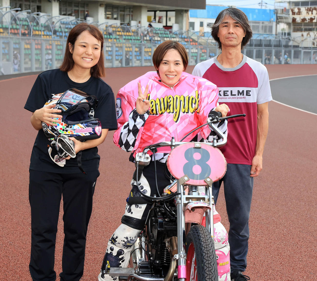 川口12R優勝戦　優勝した佐藤摩弥（中央）は笑顔でVサイン。左は片野利沙。右は吉田幸司指導員（撮影・浅見桂子）