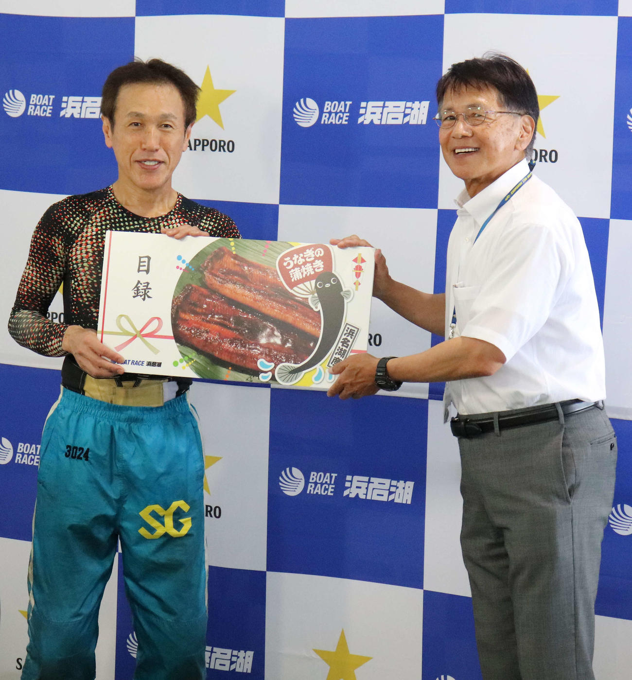 通算3000勝を達成した西島義則（左）に、浜名湖ボートレース企業団から副賞が贈られた（右は鈴木利享・浜名湖ボートレース企業団企業長）