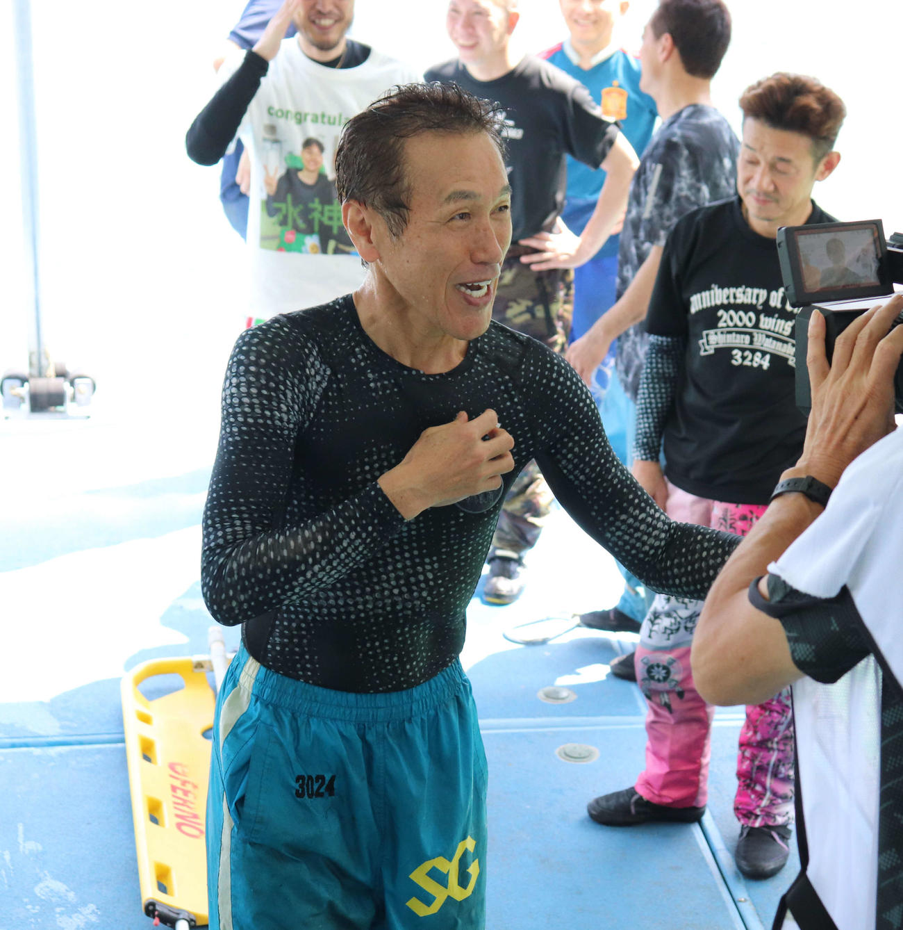 水神祭を終えて、インタビューを受ける西島義則
