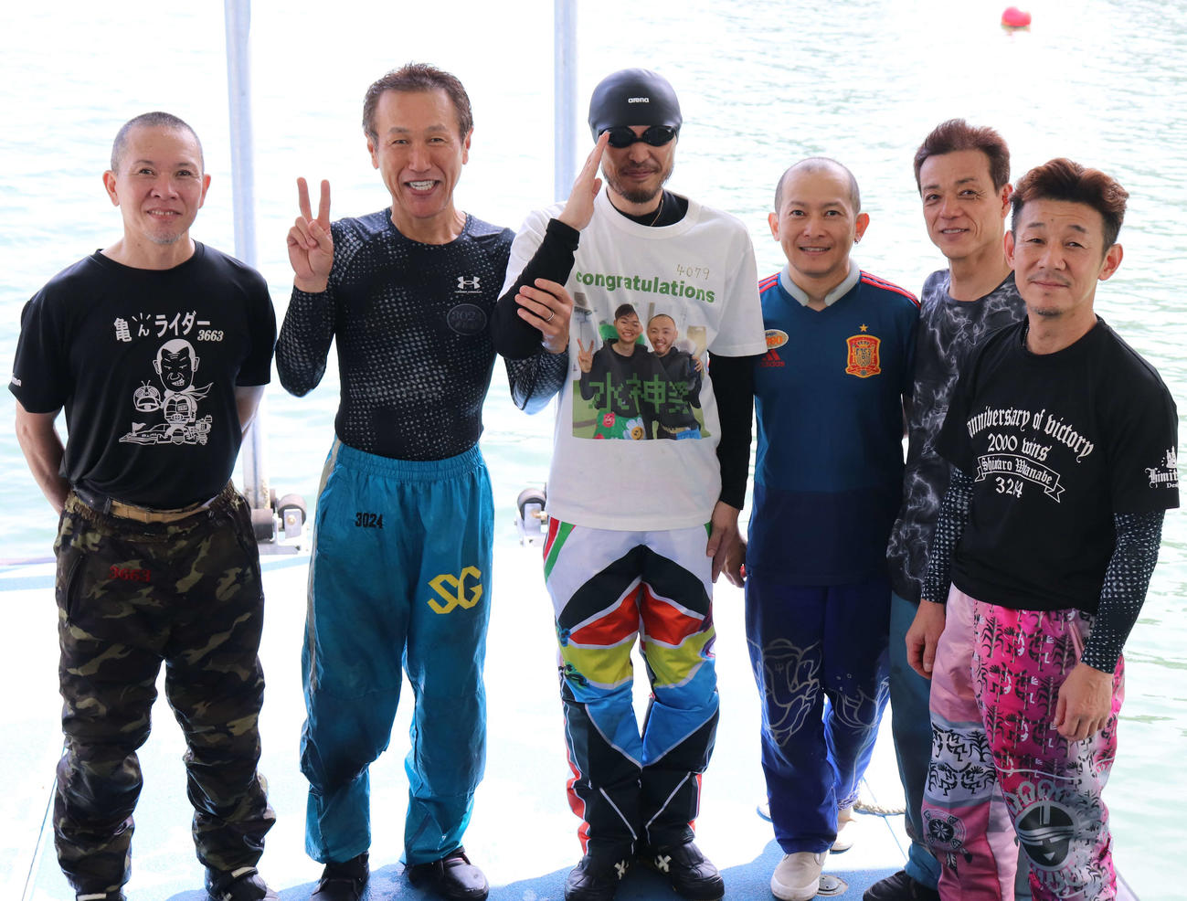 西島義則が水神祭を終えて記念撮影（左から木山和幸、西島、出畑孝典、芹沢克彦、金子良昭、渡辺伸太郎）