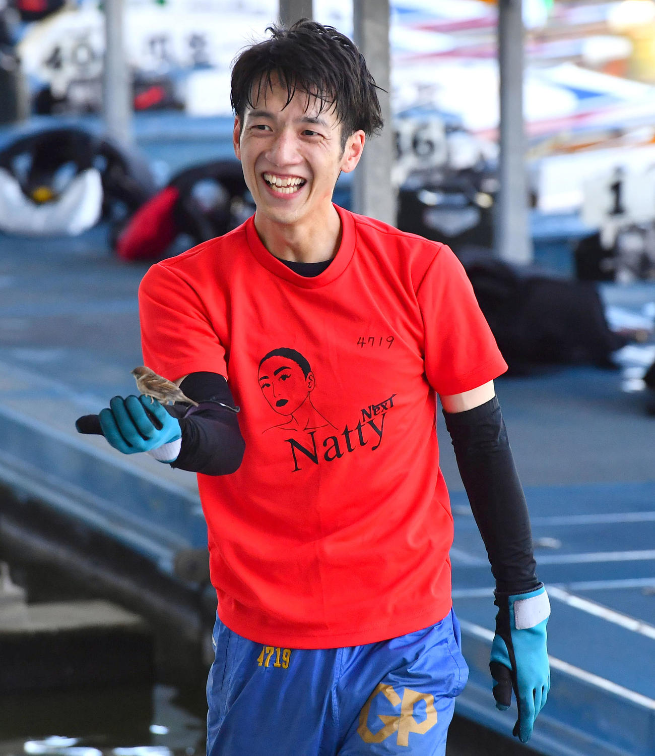 G1全日本王座決定戦1日目　ピットに迷い込んできたスズメを手に笑顔を見せる上條暢嵩（撮影・岩下翔太）