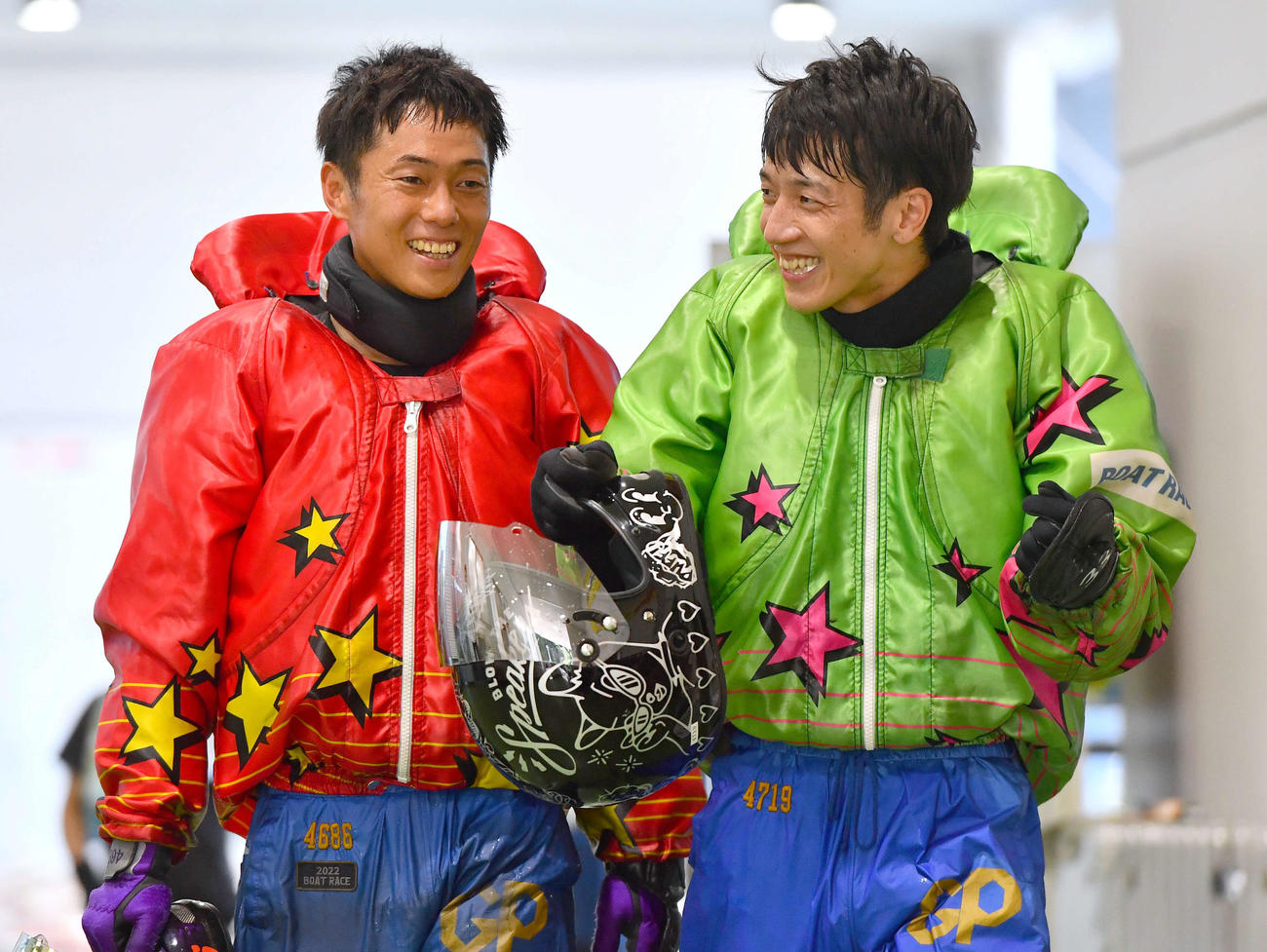 G1全日本王座決定戦1日目　10Rを終えて談笑しながら引き揚げる上條暢嵩（右）と4686丸野一樹（撮影・岩下翔太）