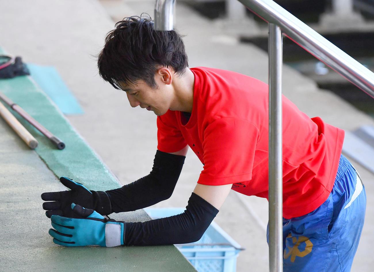 G1全日本王座決定戦1日目　ピットに迷い込んできたスズメを安全な場所に逃がす上條暢嵩（撮影・岩下翔太）