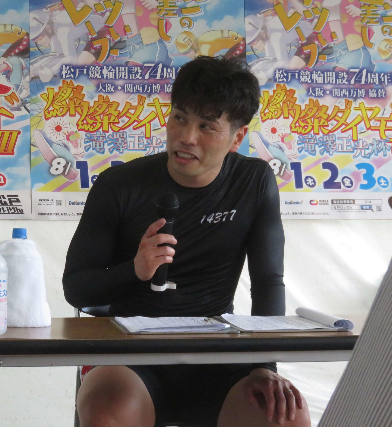 松戸競輪　岩本俊介が初日特選のレース映像を見ながら巻き返しへ思いを巡らす（撮影・野島成浩）