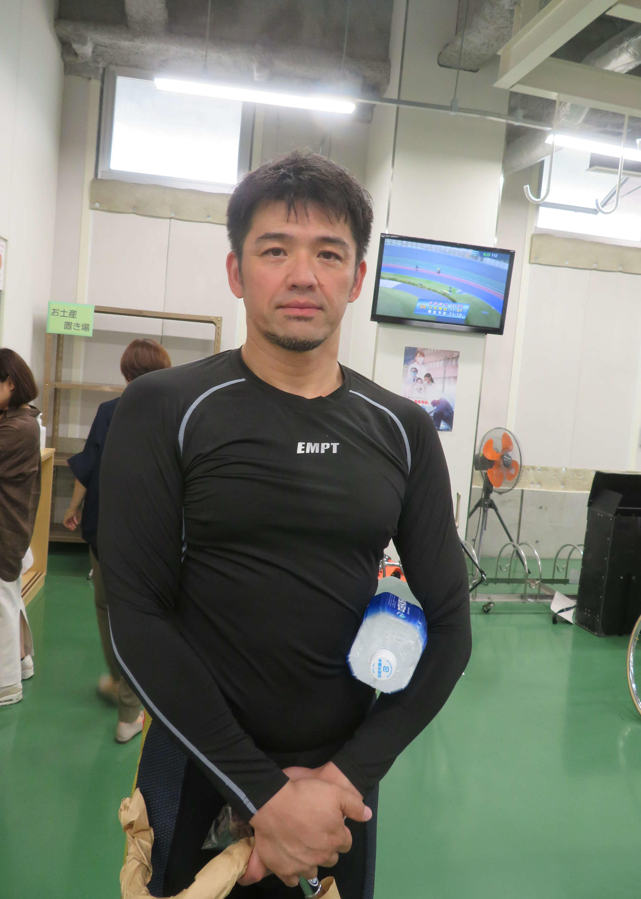 予選9R、守沢太志のアドバイスで「車が驚くほど流れるようになった」と話す荒沢貴史