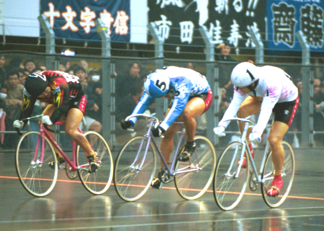 日本選手権の決勝ゴールを駆け抜ける1着・稲村成浩（右）、2着・児玉広志（左）、3着・一丸安貴（2001年3月25日撮影）　