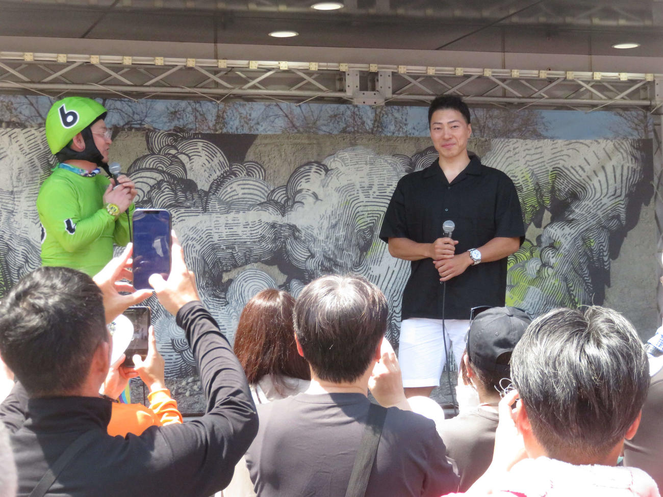 松戸競輪　トークショーに臨んだ新田祐大（右）（撮影・野島成浩）＝2024年08月04日
