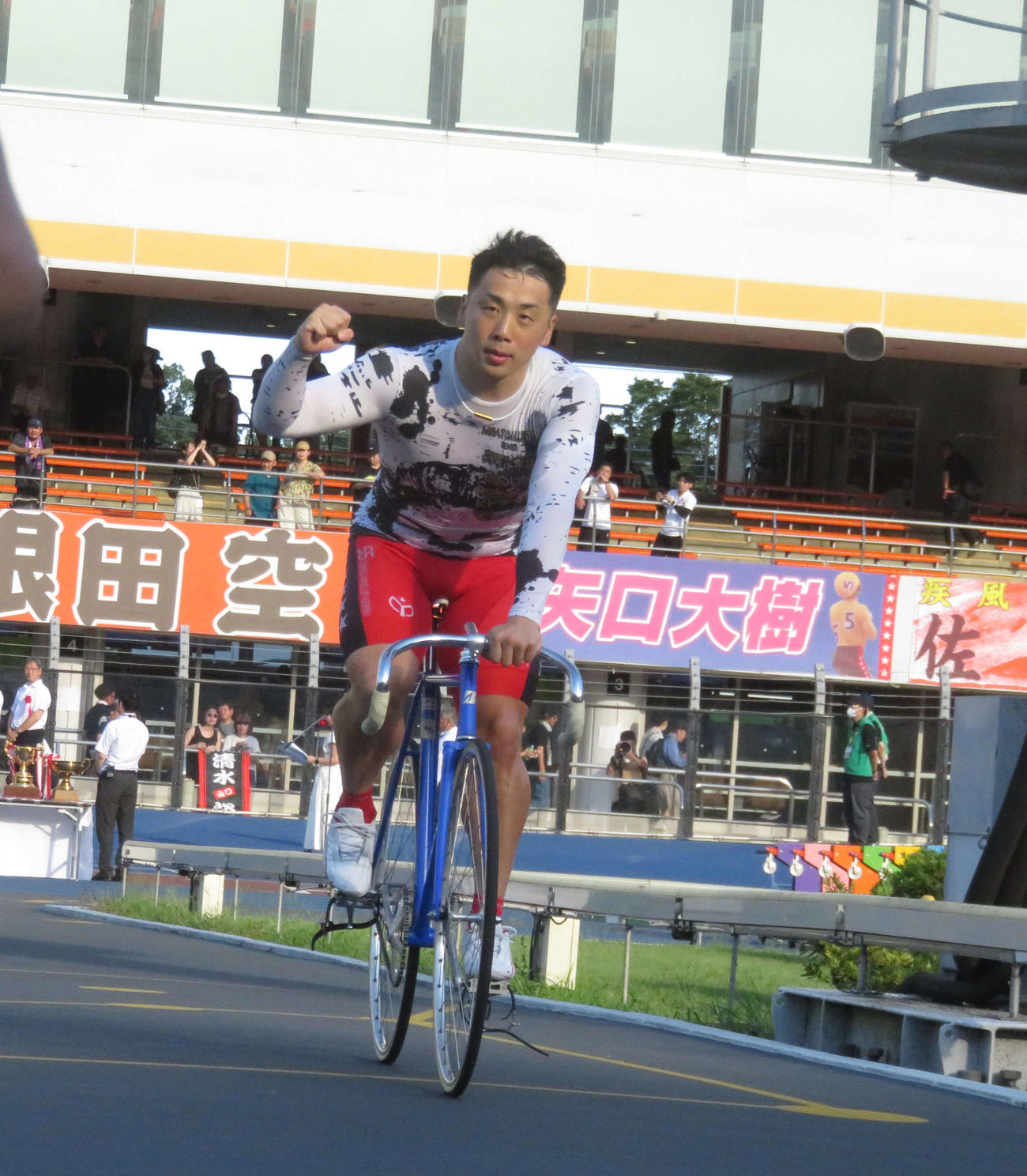 松戸競輪　表彰式からガッツポーズで引き揚げる清水裕友（撮影・野島成浩）