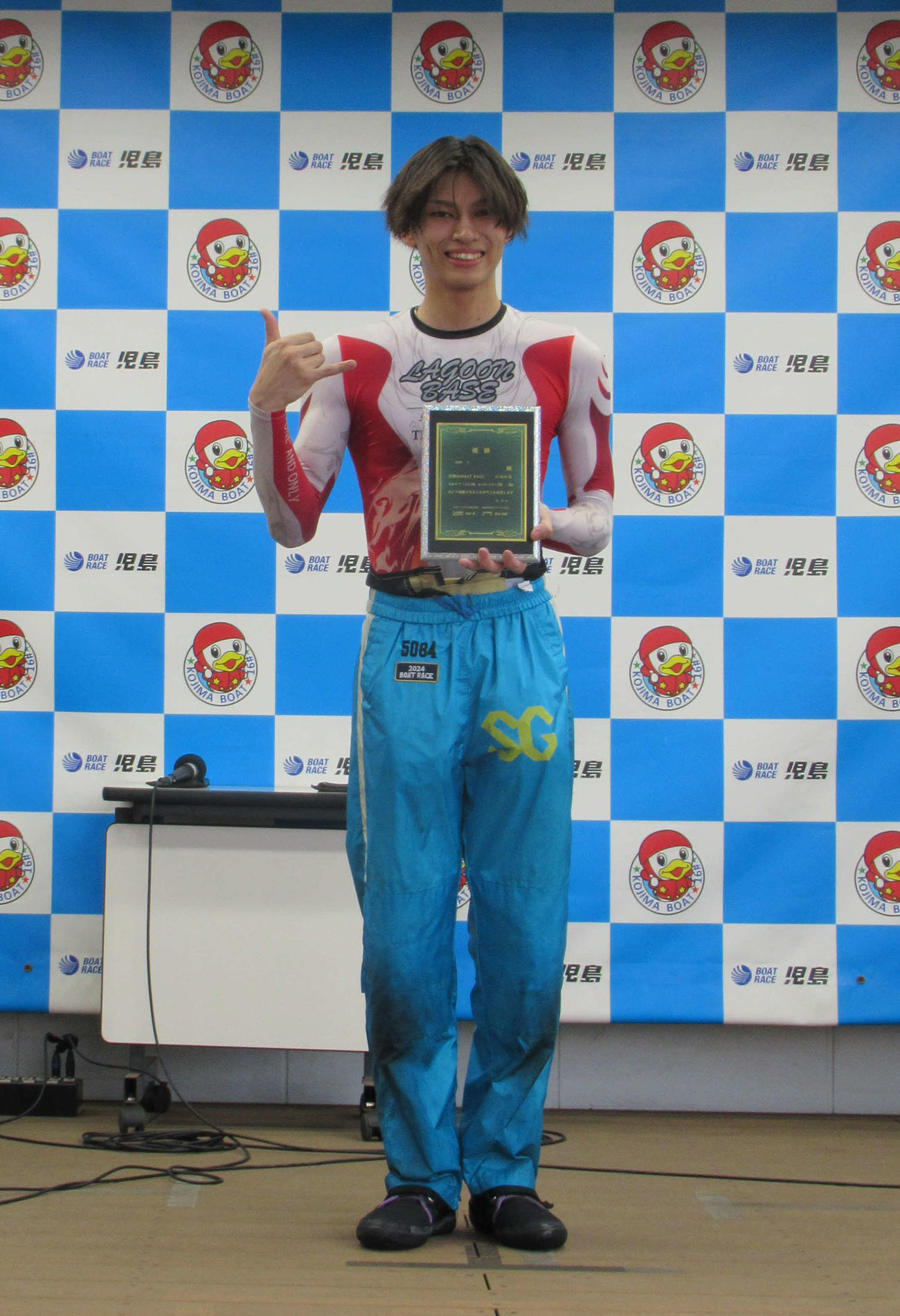 今年2度目の優勝を飾りアロハポーズで喜びを表す末永和也
