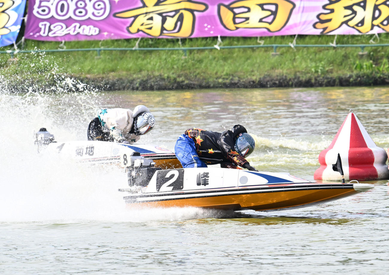 G1全日本王座決定戦4日目　11R2周回目2マークを先頭で旋回する2号艇の峰竜太（撮影・林敢治）