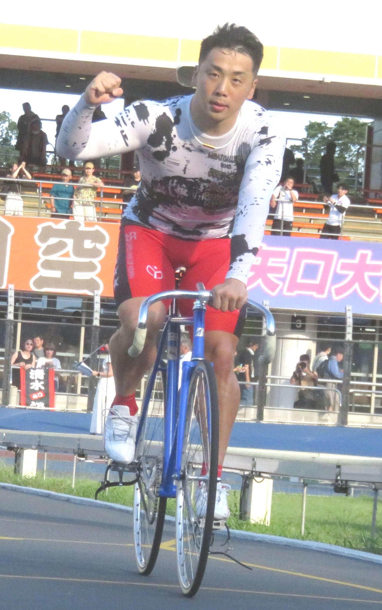松戸G3表彰式からガッツポーズで引き揚げる清水裕友（撮影・野島成浩）