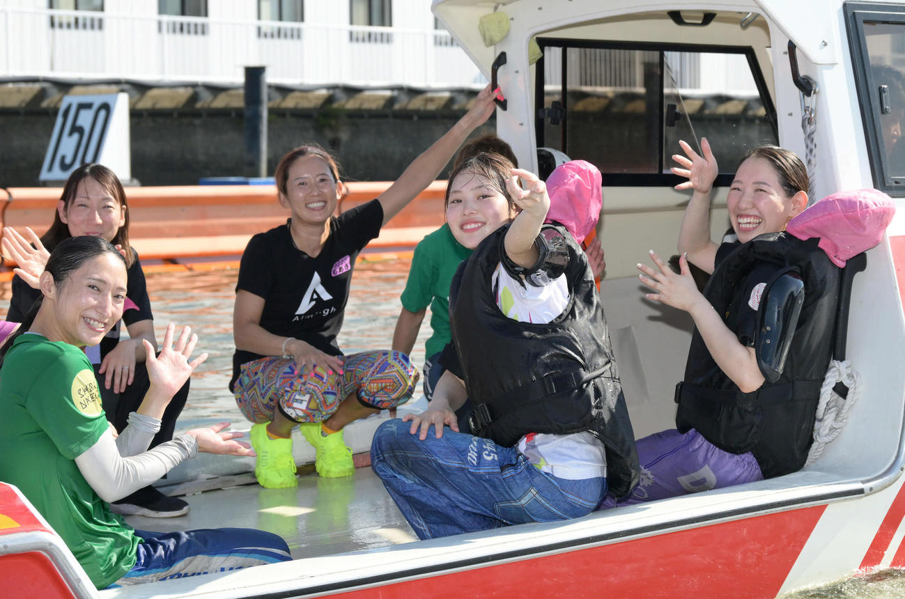 G1初勝利の水神祭を終え、カメラに向かってギャルピースする平川香織（中央）