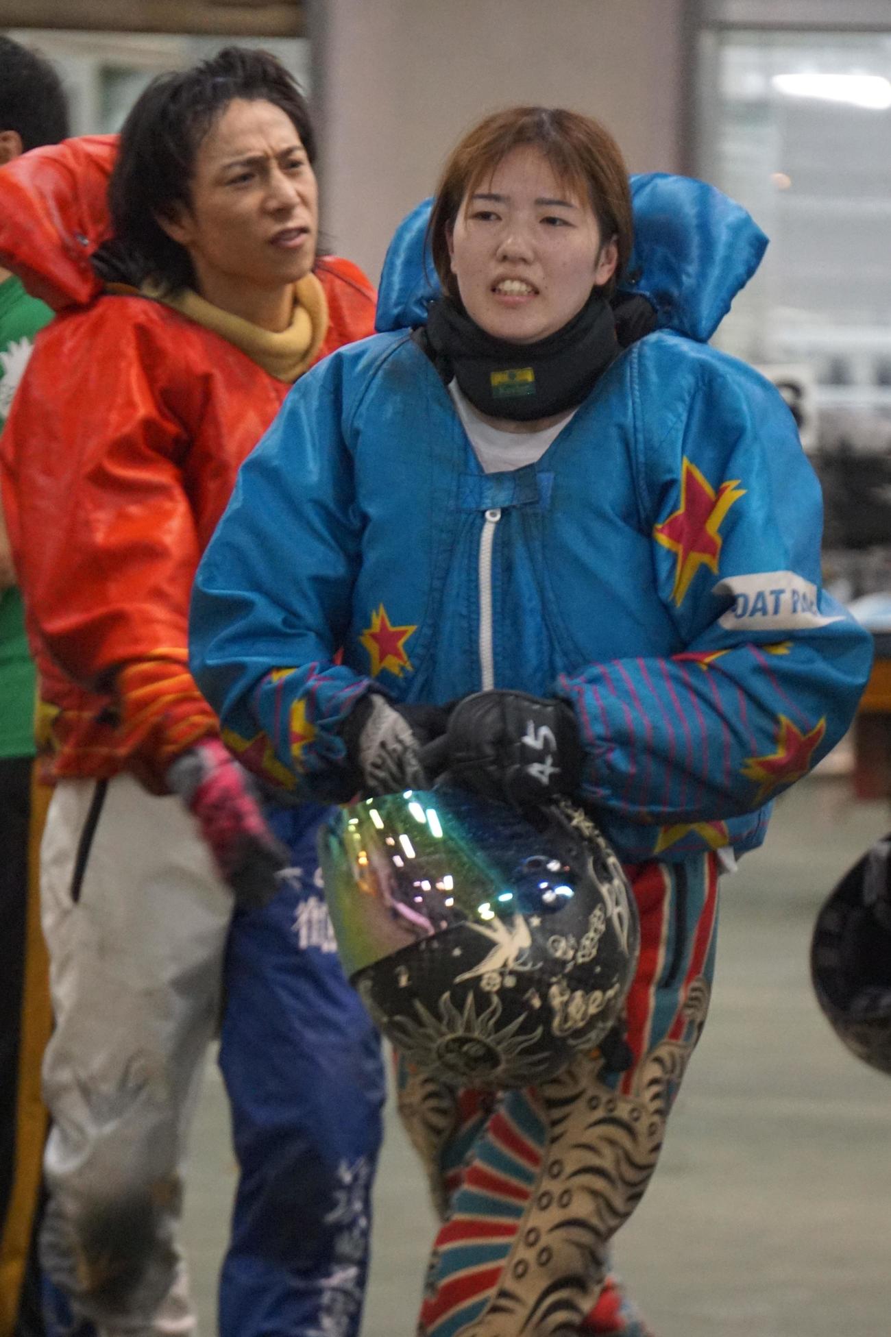 清水愛海（右）が鶴田勇雄（左）との接戦を制して優出に成功した