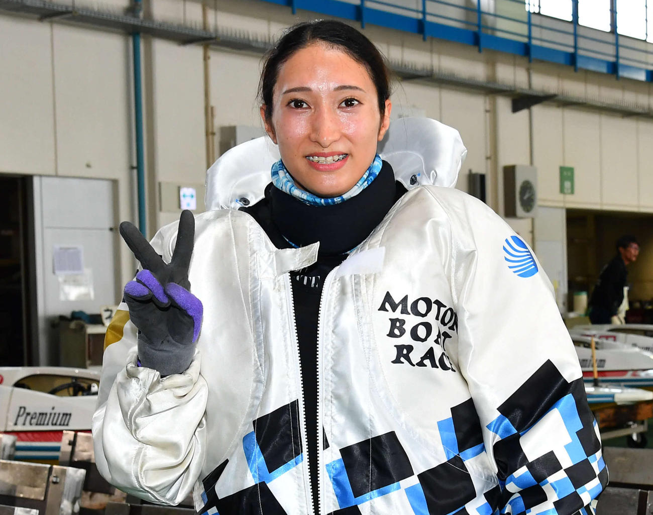 4R、G1初勝利を挙げ、ピースサインを見せる刑部亜里紗（撮影・岩下翔太）
