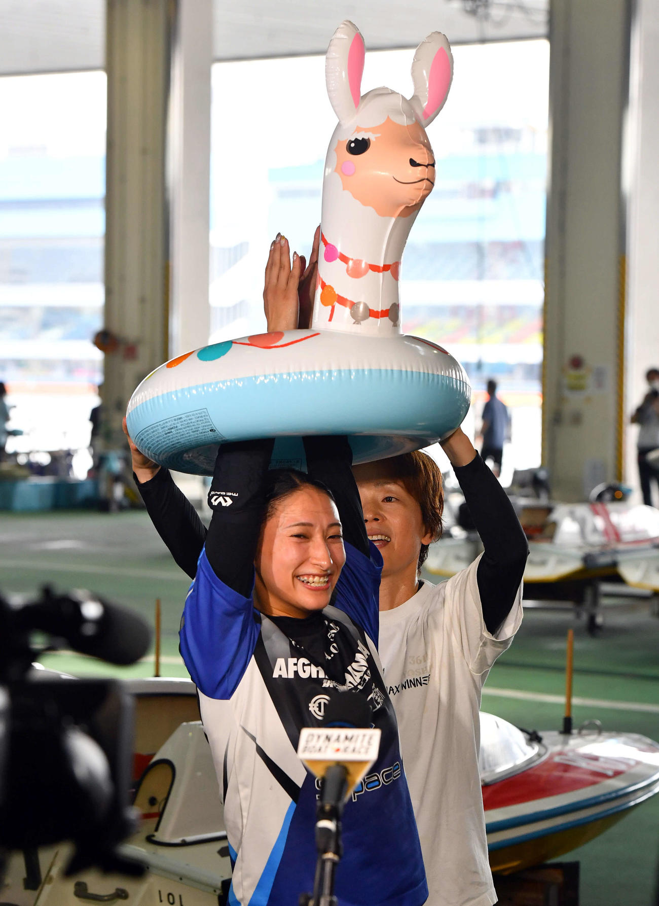 4R、G1初勝利を挙げた刑部亜里紗（左）は、インタビューの前に岩崎芳美からアルパカの浮輪を着せてもらう（撮影・岩下翔太）