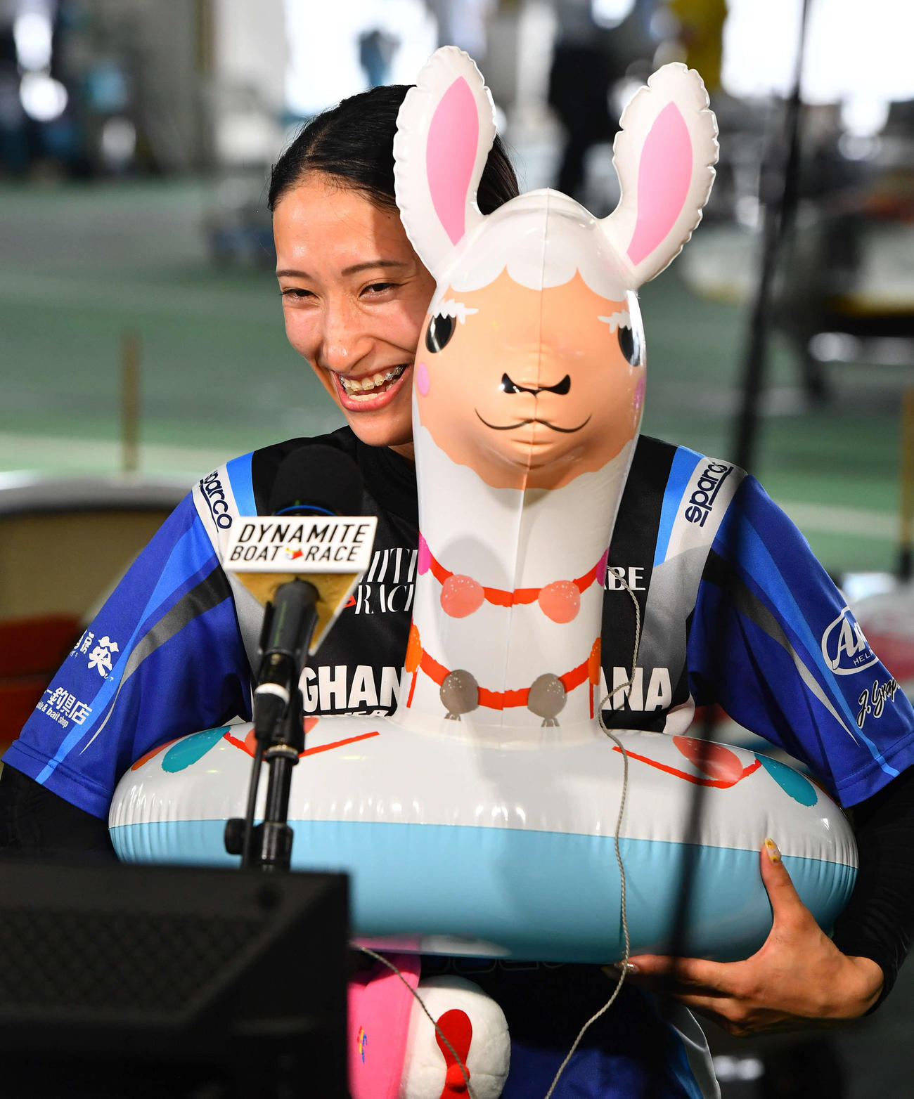 4R、G1初勝利を挙げた刑部亜里紗は、岩崎芳美からもらったアルパカの浮輪を着てインタビューを受ける（撮影・岩下翔太）