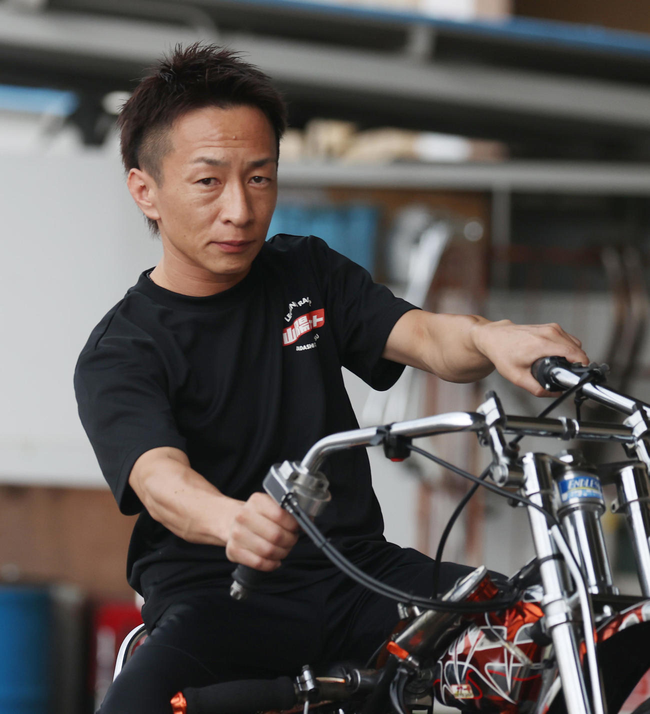 前検でポーズを決める鈴木宏和（撮影・柴田隆二）