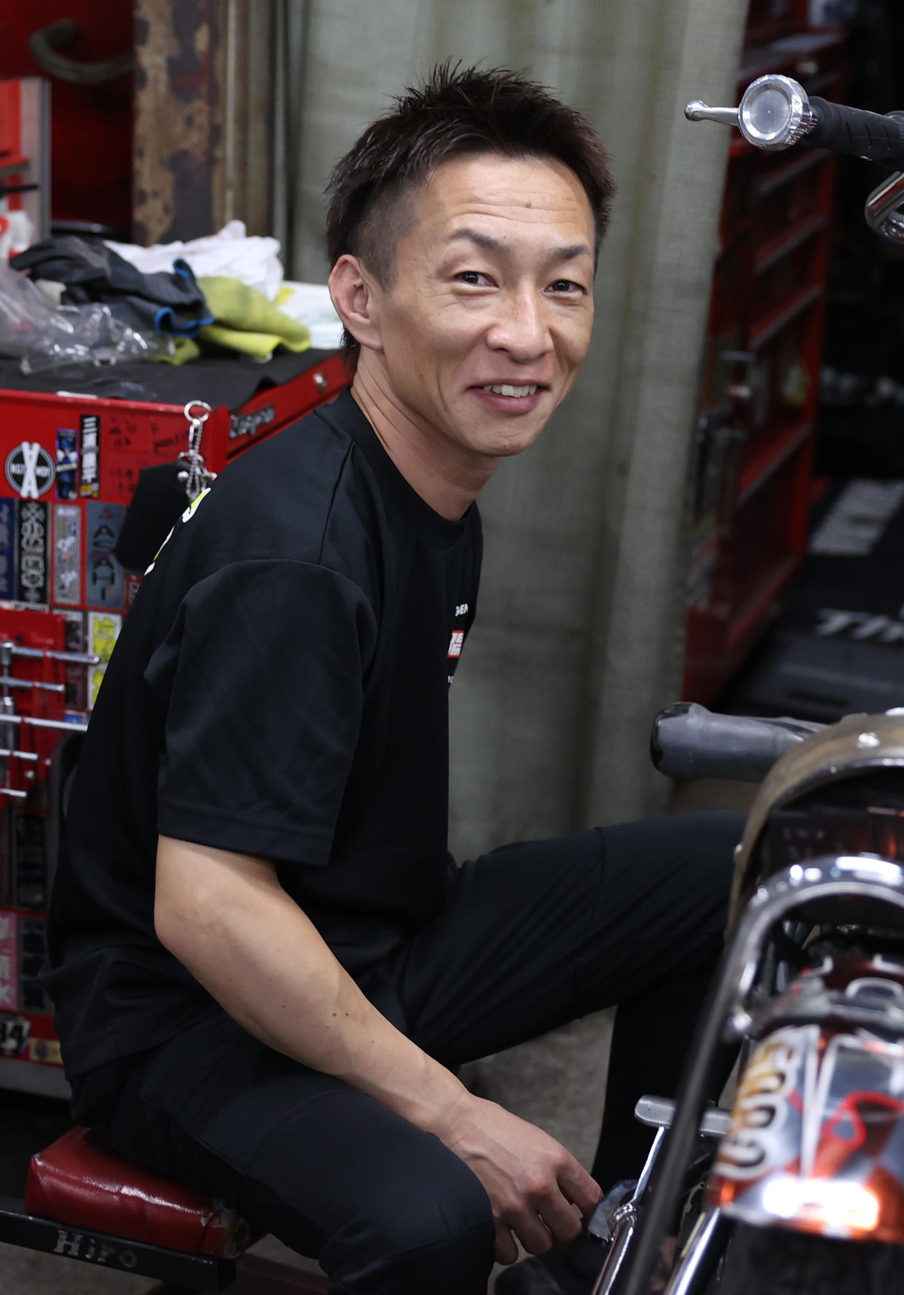 前検で撮影に応じる鈴木宏和（撮影・柴田隆二）