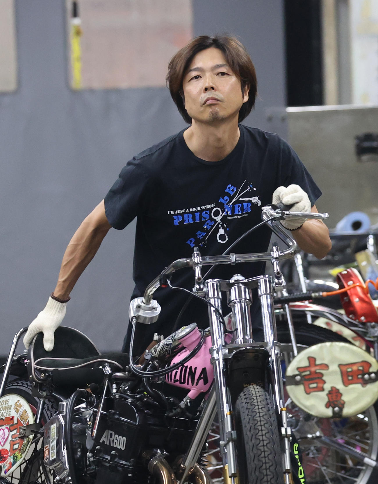 前検でマシンのチェックに向かう有吉辰也（撮影・柴田隆二）