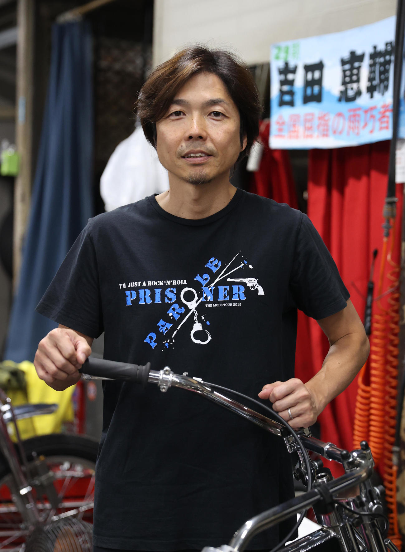 前検で撮影に応じる有吉辰也（撮影・柴田隆二）
