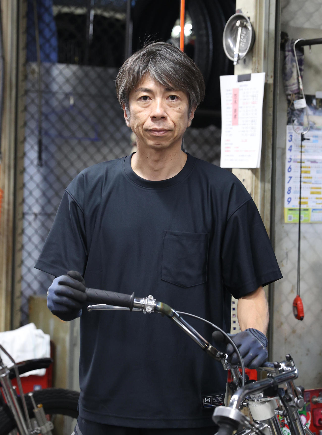 前検で撮影に応じる高橋貢（撮影・柴田隆二）