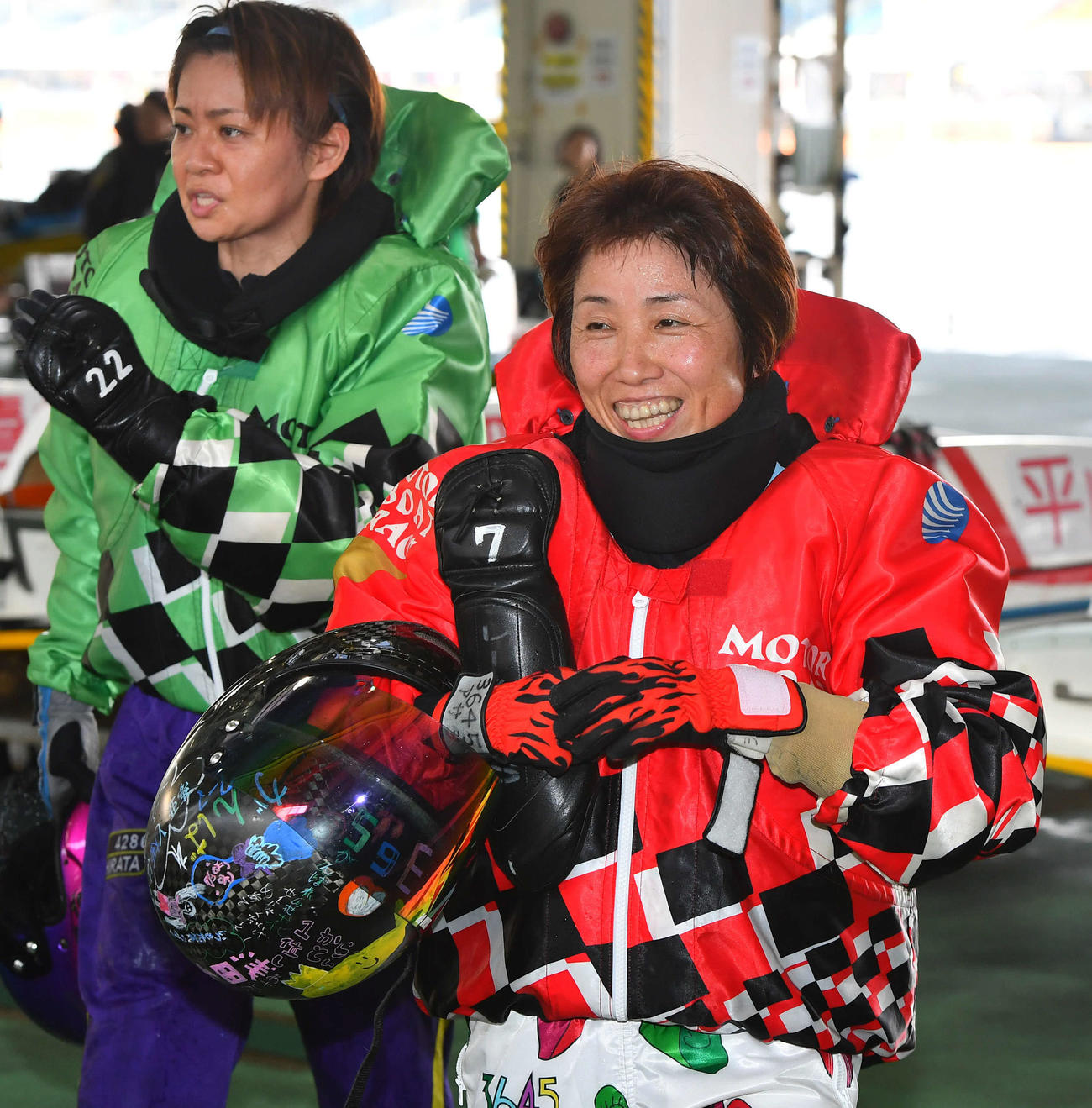 PG1レディースチャンピオン3日目　11R、1着の3645浅田千亜希（右）は笑顔で引き揚げる（撮影・岩下翔太）