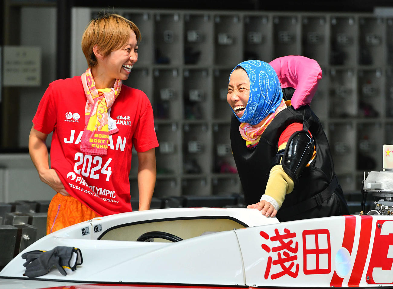 PG1レディースチャンピオン3日目　4642松尾夏海（左）と談笑する3645浅田千亜希（撮影・岩下翔太）
