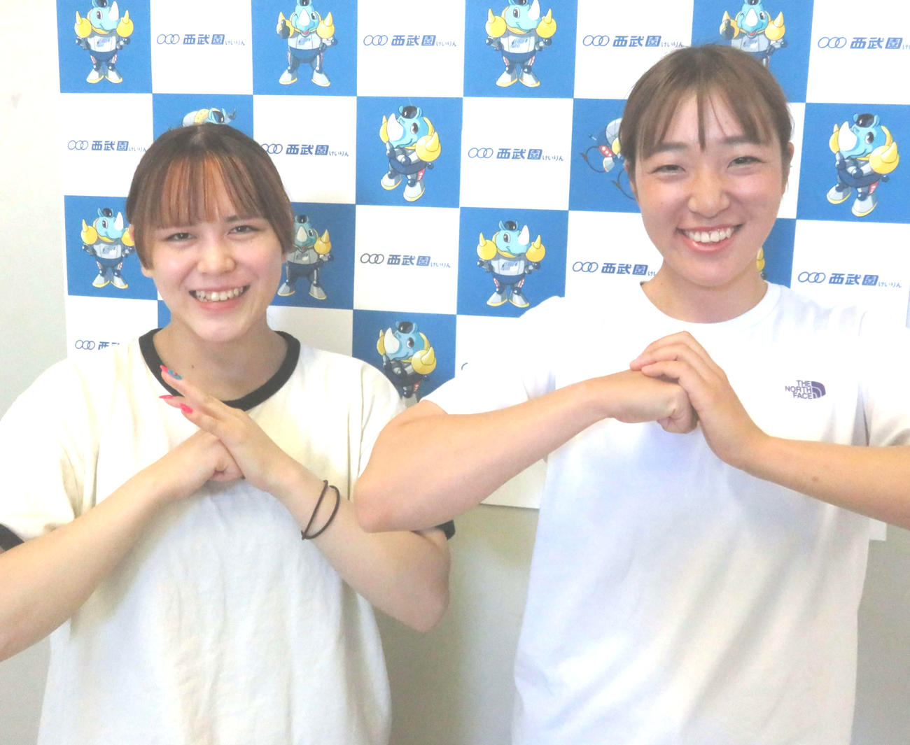 中島瞳（左）と磯村光舞が漫画「キングダム」を参考に戦闘ポーズ