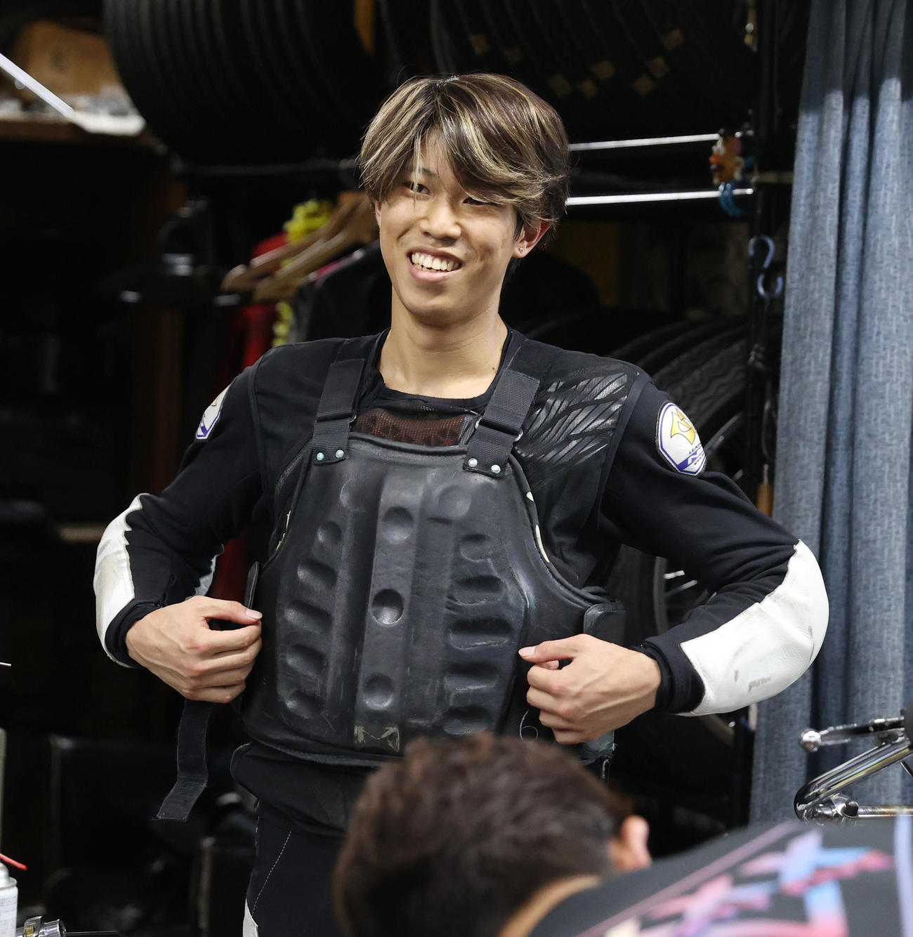 予選2R・1着で笑顔を見せる長田稚也（撮影・柴田隆二）