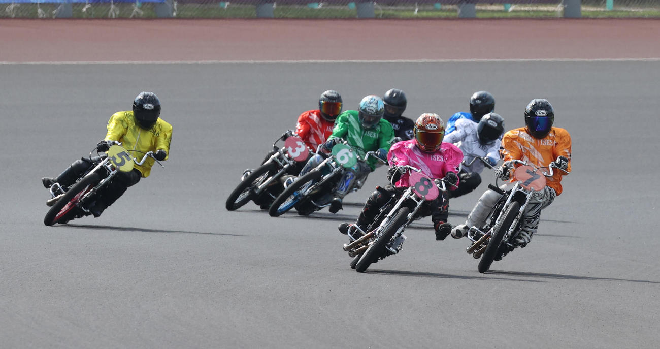 予選2R、1着長田稚也（7）、2着鈴木宏和（8）、3着吉原恭佑（5）（撮影・柴田隆二）