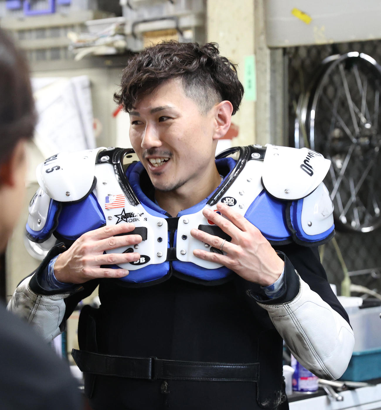 予選6Rで1着の吉松優輝は笑顔を見せる（撮影・柴田隆二）