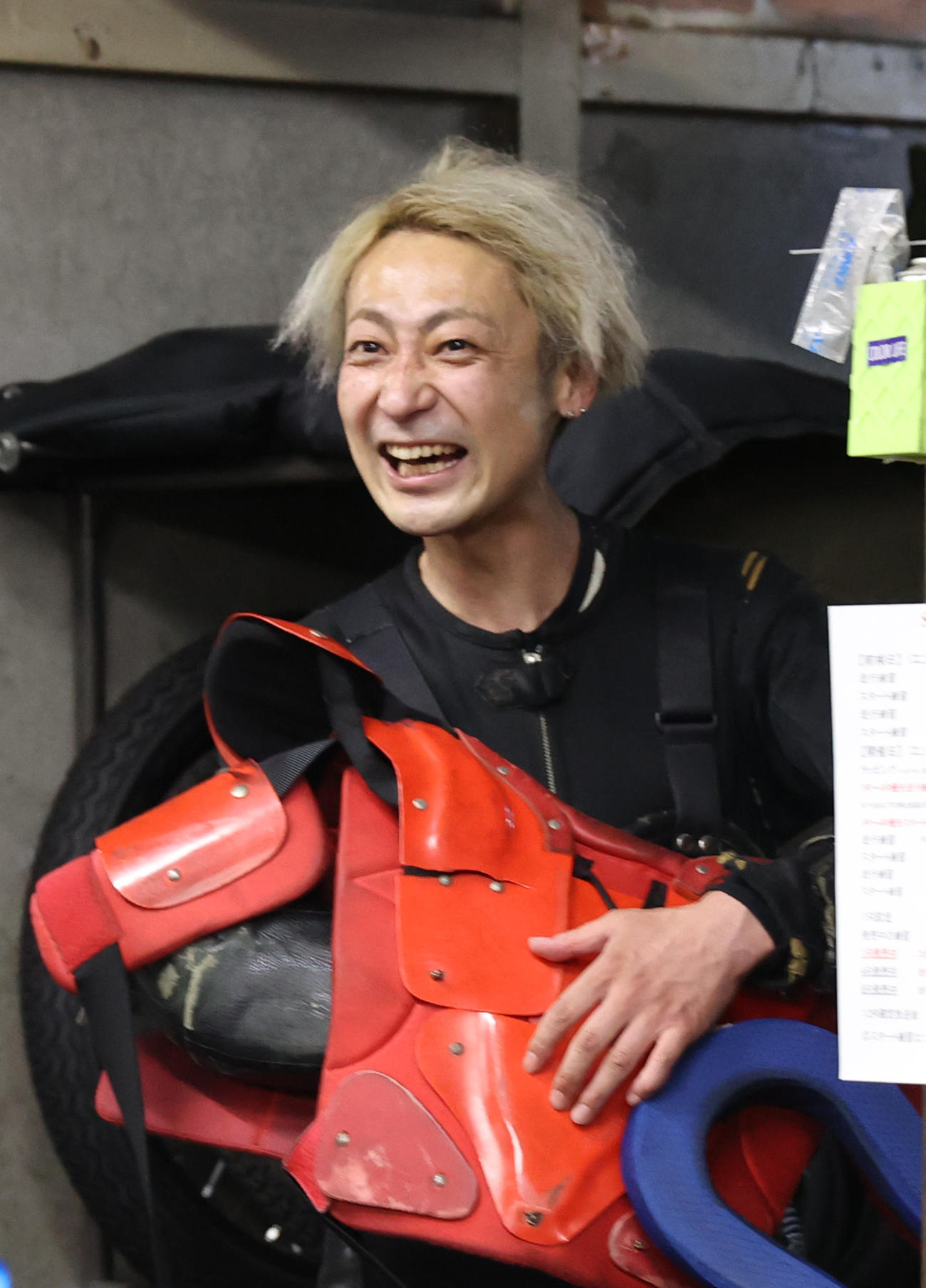 予選4Rで1着の亀井政和は連勝に笑顔を見せる（撮影・柴田隆二）