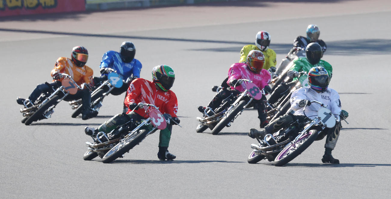 予選4R、1着亀井政和（1）、2着野本佳章（3）、3着若井友和（7）（撮影・柴田隆二）