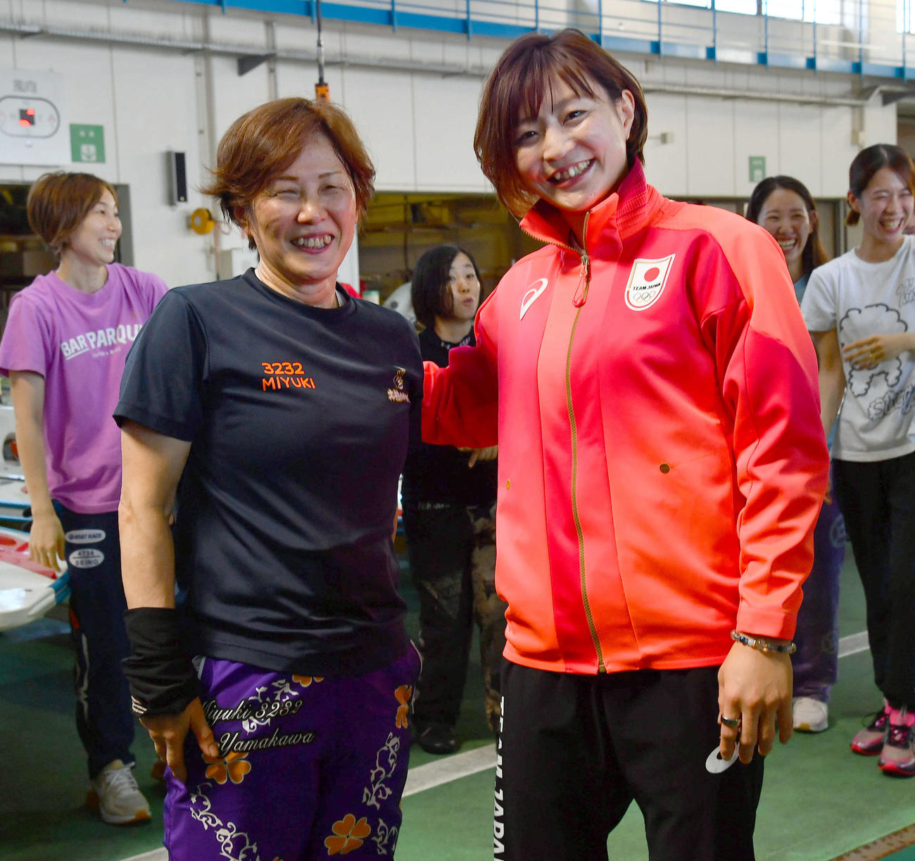福岡ボートのピットで山川美由紀（左）と記念撮影するパリ五輪柔道金メダリストの角田夏実（撮影・岩下翔太）