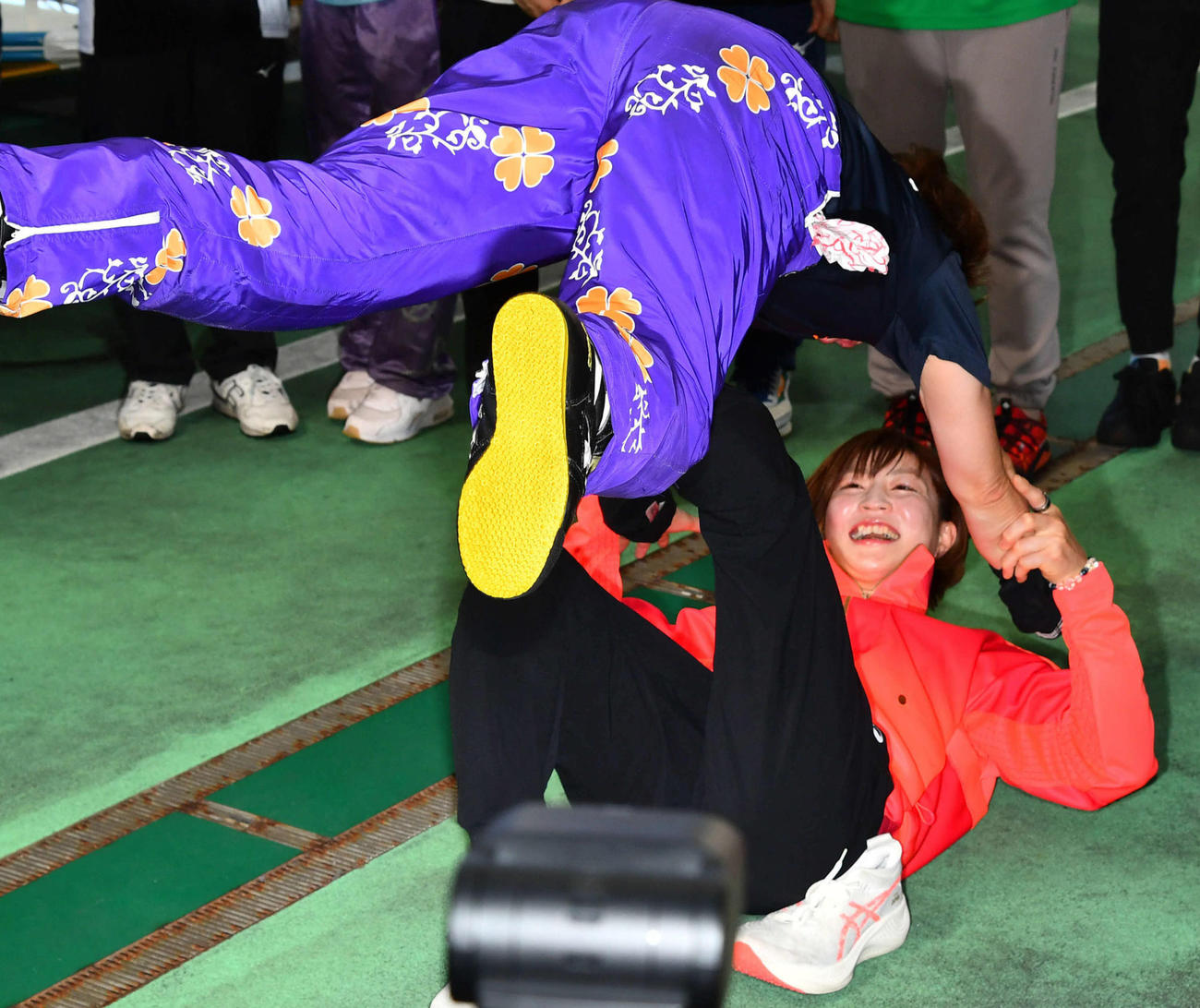 福岡ボートのピットで山川美由紀にともえ投げをかけるパリ五輪柔道金メダリストの角田夏実（撮影・岩下翔太）