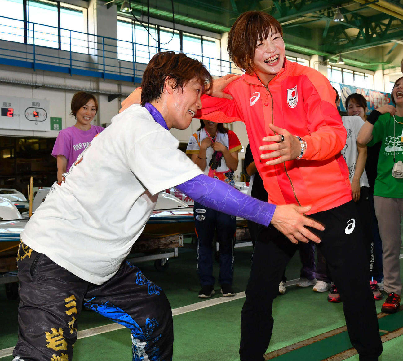 福岡ボートのピットで岩崎芳美（左）と笑顔で組み合うパリ五輪柔道金メダリストの角田夏実（撮影・岩下翔太）
