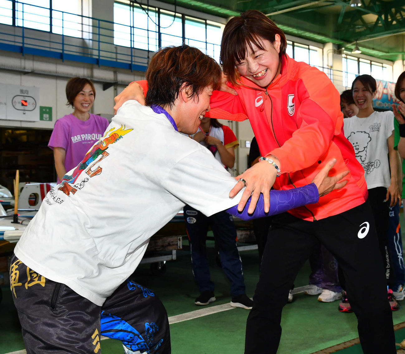 福岡ボートのピットで岩崎芳美（左）と笑顔で組み合うパリ五輪柔道金メダリストの角田夏実（撮影・岩下翔太）
