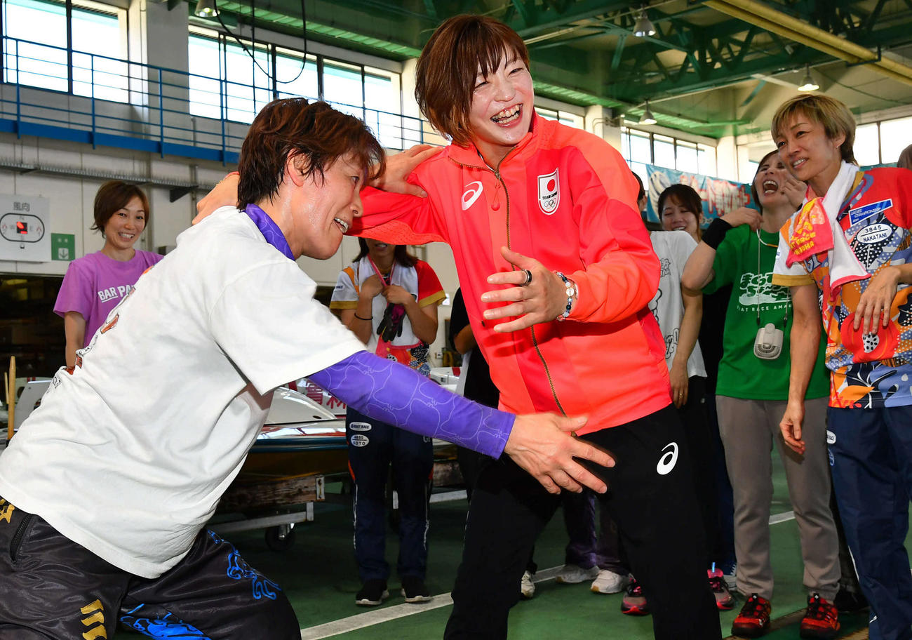福岡ボートのピットで岩崎芳美（左）と笑顔で組み合うパリ五輪柔道金メダリストの角田夏実（撮影・岩下翔太）