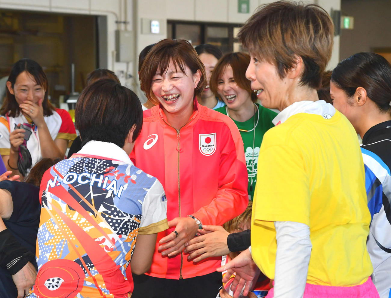 福岡ボートのピットで選手たちと触れ合うパリ五輪柔道金メダリストの角田夏実（撮影・岩下翔太）